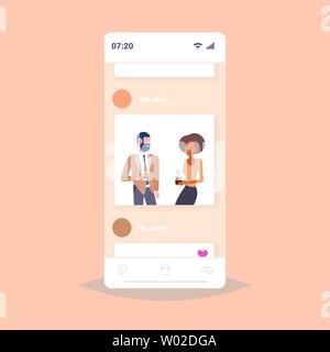 Mix rennen Geschäftsleute Office Arbeitnehmer mit Pause für Trinken am Arbeitsplatz Business Communication Konzept flachbild Porträt der Bildschirm des Smartphones mobile App Stock Vektor