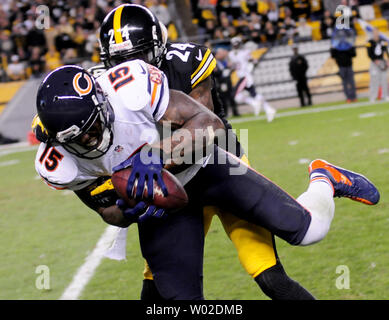 Chicago Bears wide receiver Brandon Marshall (15) zieht in einem 41 yard Rezeption mit Pittsburgh Steelers cornerback Ike Taylor (24) in der Abdeckung im vierten Quartal die Bären 40-23 Gewinn über die Pittsburgh Steelers am Heinz Feld in Pittsburgh am 22. September 2013. UPI/Archie Tischler Stockfoto