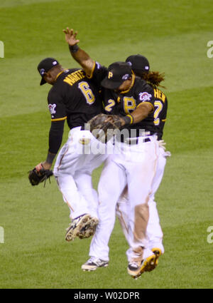 Pittsburgh Pirates linken Feldspieler Starling Marte (6), Mittelfeldspieler Andrew McCutchen (22) und rechter Feldspieler Marlon Byrd (2) Folgenden feiern die 6-2 Wild Card Endspiel gewinnen gegen die Cincinnati Reds am PNC Park in Pittsburgh am 1. Oktober 2013. UPI/Archie Tischler Stockfoto