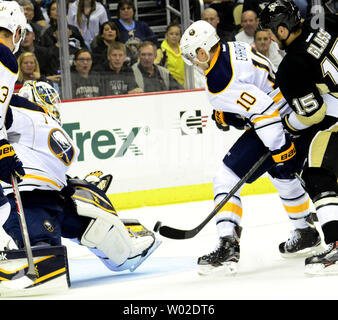 Buffalo Sabres goalie Jhonas Enroth (1) Macht ein sparen durch das Treten der Puck vom Ziel als Buffalo Sabres Verteidiger Christian Ehrhoff (10) und Pittsburgh Penguins Zentrum Tanner Glass (15) sieht in der zweiten Periode am Consol Energy Center in Pittsburgh am 5. Oktober 2013. UPI/Archie Tischler Stockfoto
