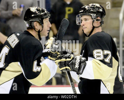 Pittsburgh Penguins center Sidney Crosby (87) feiert die 4-1 auf der Consol Energy Center in Pittsburgh am 5. Oktober 2013 Gewinn über Buffalo Sabres, Pittsburgh Penguins Verteidiger Rob Scuderi (4). UPI/Archie Tischler Stockfoto