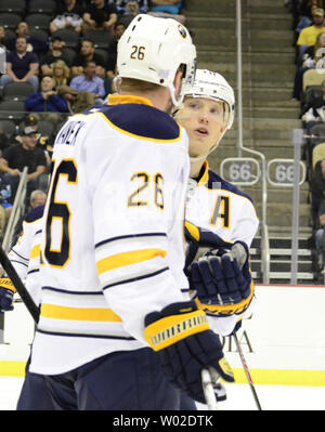 Buffalo Sabres Verteidiger Christian Ehrhoff (10) congradultes Buffalo Sabres linken Flügel Thomas Vanek (26) nach seinem Ziel in der dritten Periode der Pinguine 4-1 auf der Consol Energy Center in Pittsburgh am 5. Oktober 2013 zu gewinnen. UPI/Archie Tischler Stockfoto