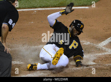 Pittsburgh Pirates Josh Harrison Kerben was die siegreichen Run im achten Inning von Spiel gegen die St. Louis Cardinals in Spiel 3 der Nlds am PNC Park in Pittsburgh, Pennsylvania werden am 6. Oktober 2013. Die Piraten gewannen 5-3 eine Leitung 2-1 in den fünf - Spiel Reihe zu nehmen. UPI/Pat Benic Stockfoto