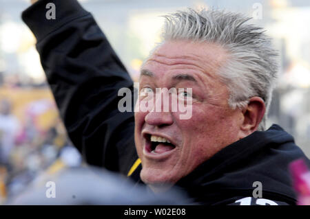 Pittsburgh Pirates Krippe Clint Hürde Teil in der schrecklichen Handtuch twirl nimmt vor dem Start des Spiels zwischen den Pittsburgh Steelers und die Baltimore Ravens am Heinz Feld am Oktober 20, 2013 in Pittsburgh. UPI/Archie Tischler Stockfoto