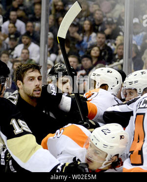 Pittsburgh Penguins rechten Flügel Beau Bennett (19) verliert seinen Helm in einen Kampf mit der Philadelphia Flyers rechten Flügel Wayne Simmonds (17) in der ersten Periode der Flyer 2-1 Gewinn an den Consol Energy Center in Pittsburgh am 13. November 2013. UPI/Archie Tischler Stockfoto