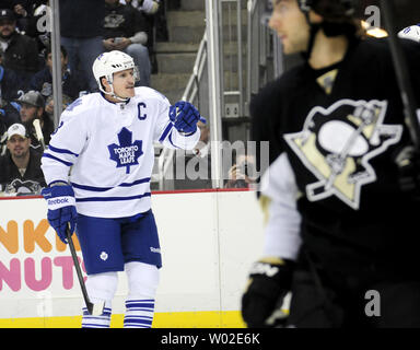 Toronto Maple Leafs defenseman Dion Phaneuf (3) feiert die erste Periode Ziel gegen die Pittsburgh Penguins am Consol Energy Center in Pittsburgh am 27. November 2013. UPI/Archie Tischler Stockfoto