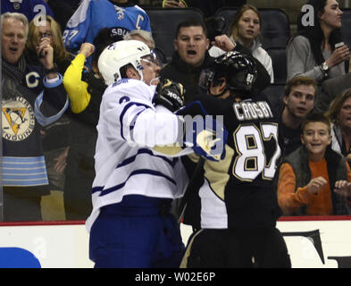 Toronto Maple Leafs defenseman Dion Phaneuf (3) und Pittsburgh Penguins center Sidney Crosby (87) wird in einen puches Match in der zweiten Periode am Consol Energy Center in Pittsburgh am 27. November 2013. UPI/Archie Tischler Stockfoto