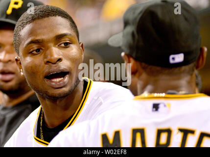Pittsburgh Pirates rechter Feldspieler Gregory Polanco (L) Gespräche mit Starling Marte im achten Inning der Cincinnati Reds 6-5 Gewinn an PNC Park in Pittsburgh, am 17. Juni 2014. Die Piraten rookie Gregory Polanco verlängerte seinen schlagenden Streifen spiele Sevens. UPI/Archie Tischler Stockfoto