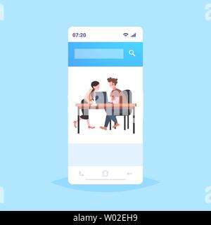 Geschäftsleute, die sich am Arbeitsplatz Schreibtisch brainstorming Mann Frau mit Laptop diskutieren neues Projekt während der Sitzung der Bildschirm des Smartphones mobile App Flachbild sitzen Stock Vektor