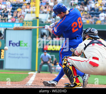 New York Mets Daniel Murphy (28) Begründung zur Zweiten im vierten Inning des Mets 5-3 gegen die Pittsburgh Pirates gewinnen am PNC Park in Pittsburgh, am 28. Juni 2014. Die Piraten trugen Uniformen zu Ehren des Crawford Grau und das Mets zog die Uniform der Royal Blues. UPI/Archie Tischler Stockfoto