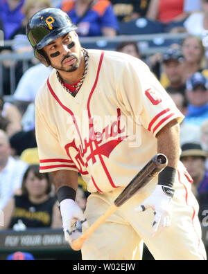 Pittsburgh Pirates Pedro Alvarez seinen Hieb wirft und geht zur ersten Base zwingt in Andrew McCutchen zur Kerbe im vierten Inning des New York Mets 5-3 am PNC Park in Pittsburgh gewinnen, am 28. Juni 2014. Die Piraten trug throwback Uniformen zu Ehren des Crawford Grau und das Mets, die Uniform der Royal Blues. UPI/Archie Tischler Stockfoto