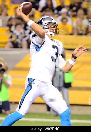 Carolina Panthers Quarterback Derek Anderson (3) Startet die preseason Spiel gegen die Pittsburgh Steelers am Heinz Feld in Pittsburgh, am 28. August 2014. UPI/Archie Tischler Stockfoto