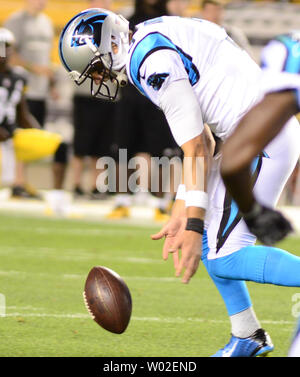 Carolina Panthers Quarterback Derek Anderson (3) ungeschickte Versuche der Snap und jagt den Fußball im ersten Quartal die preseason Spiel gegen die Pittsburgh Steelers am Heinz Feld in Pittsburgh, am 28. August 2014. UPI/Archie Tischler Stockfoto