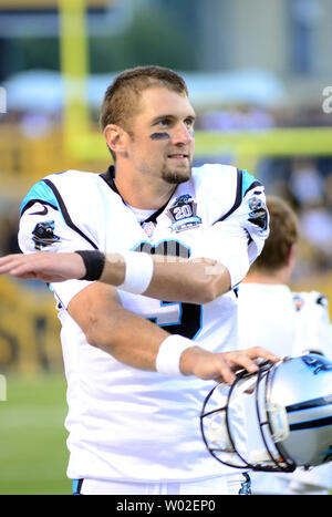 Carolina Panthers Quarterback Derek Anderson (3) Erstreckt sich vor Beginn der preseason Spiel gegen die Pittsburgh Steelers am Heinz Feld in Pittsburgh, am 28. August 2014. UPI/Archie Tischler Stockfoto