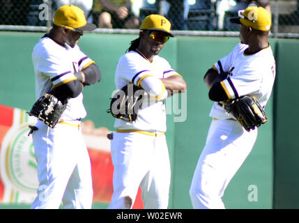 Pittsburgh Pirates Mittelfeldspieler Andrew McCutchen (22) schlägt eine Pose mit Pittsburgh Pirates linken Feldspieler Starling Marte (6) und Pittsburgh Pirates rechter Feldspieler Gregory Polanco (25) Nach der Piraten 7-3 Gewinn über die Chicago Cubs am PNC Park in Pittsburgh, am 14. September 2014. UPI/Archie Tischler Stockfoto