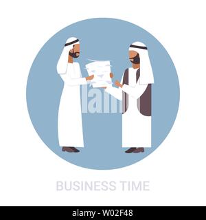 Überarbeitet arabischen Geschäftsmann, die Dokumente auf Papier arabisch Boss in traditioneller Kleidung Frist hart arbeitenden Prozess Schreibarbeit Konzept flachbild Stapel Stock Vektor