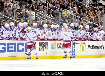 New York Rangers center Derek Stepan (21) und die New York Rangers defenseman Dan Boyle (22) feiert Förster Derek Stepan Ziel mit den Förstern Bank während der zweiten Periode der New York Rangers 5-2 über die Pittsburgh Penguins am Consol Energy Center in Pittsburgh am 18. Januar 2015 zu gewinnen. Foto von Archie Tischler/UPI Stockfoto