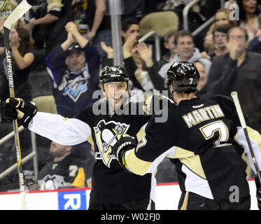 Pittsburgh Penguins Verteidiger Rob Scuderi (4) feiert sein Ziel mit Pittsburgh Penguins defenseman Paul Martin (7), die Bindungen der Partitur mit New York Islanders in der zweiten Periode am Consol Energy Center in Pittsburgh am 10. April 2015. Foto von Archie Tischler/UPI Stockfoto
