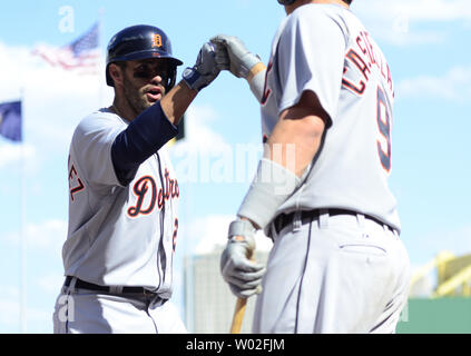 Detroit Tiger links Fielder J.D. Martinez (28) feiert seinen Home Run mit Detroit Tiger dritter Basisspieler Nick Castellanos (9) Im neunten Inning gegen die Pittsburgh Pirates am PNC Park in Pittsburgh, am 13. April 2015. Die Pittsburgh Pirates hielt weg von einem späten Rallye durch Detroit Tiger mit 5-4 gewinnen. Foto von Archie Tischler/UPI Stockfoto