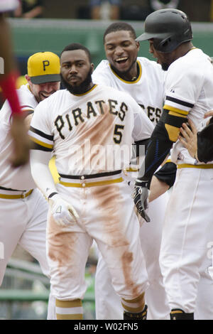 Pittsburgh Pirates dritter Basisspieler Josh Harrison (5) feiert mit seinen teamkollegen schlagen Sie ein einzelnes zum Zentrum, die Kerben der gewinnenden Durchlauf in der Unterseite des elften Inning geben die Piraten das 1:0 gegen die Philadelphia Phillies Gewinn an PNC Park in Pittsburgh, am 14. Juni 2015. Foto von Archie Tischler/UPI Stockfoto