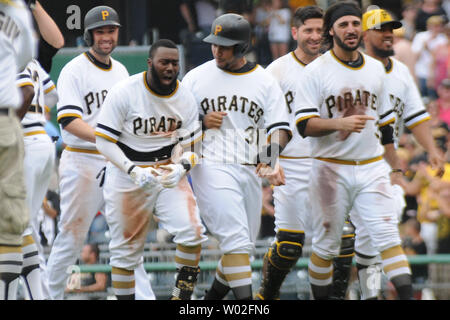 Pittsburgh Pirates dritter Basisspieler Josh Harrison (5) feiert mit seinen teamkollegen schlagen Sie ein einzelnes zum Zentrum, die Kerben der gewinnenden Durchlauf in der Unterseite des elften Inning geben die Piraten das 1:0 gegen die Philadelphia Phillies Gewinn an PNC Park in Pittsburgh, am 14. Juni 2015. Foto von Archie Tischler/UPI Stockfoto