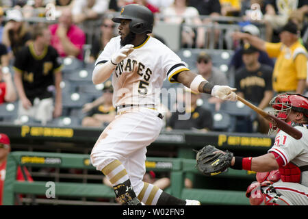 Pittsburgh Pirates dritter Basisspieler Josh Harrison (5) trifft eine einzelne in die Mitte, die Kerben der gewinnenden Durchlauf in der Unterseite des elften Inning geben die Piraten das 1:0 gegen die Philadelphia Phillies Gewinn an PNC Park in Pittsburgh, am 14. Juni 2015. Foto von Archie Tischler/UPI Stockfoto