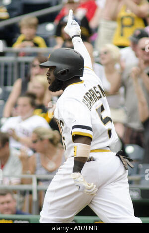 Pittsburgh Pirates dritter Basisspieler Josh Harrison (5) feiert seine einzelne in die Mitte, die Kerben der gewinnenden Durchlauf in der Unterseite des elften Inning geben die Piraten das 1:0 gegen die Philadelphia Phillies Gewinn an PNC Park in Pittsburgh, am 14. Juni 2015. Foto von Archie Tischler/UPI Stockfoto