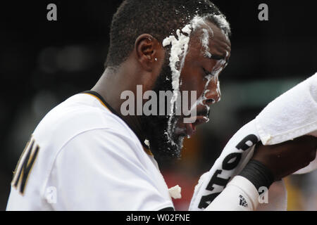 Pittsburgh Pirates dritter Basisspieler Josh Harrison (5) bereinigt nach einem Sahne Handtuch ins Gesicht von Pittsburgh Pirates Krug A.J. Burnett folgenden Harrison's Single zu zentrieren, die Kerben Pittsburgh Pirates Neil Walker für die in der Unterseite des elften Inning gegen die Philadelphia Phillies am PNC Park in Pittsburgh gewinnen, am 14. Juni 2015. Foto von Archie Tischler/UPI Stockfoto