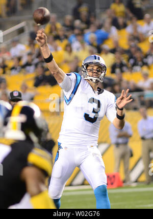 Carolina Panthers Quarterback Derek Anderson (3) übergibt Im ersten Quartal gegen die Pittsburgh Steelers am Heinz Feld in Pittsburgh am 3. September 2015. Foto von Archie Tischler/UPI Stockfoto