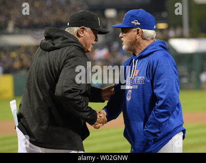 Chicago Cubs Manager Joe Maddon (R) schüttelt Hände mit Pittsburgh Pirates Manager Clint Hürde vor dem Piraten host der Cubs in der Nationalen Liga Wild Card am PNC Park in Pittsburgh am 7. Oktober 2015. Foto von Pat Benic/UPI Stockfoto