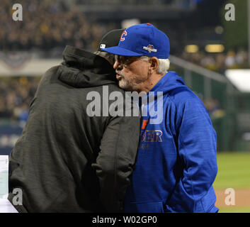 Chicago Cubs Manager Joe Maddon umfasst Pittsburgh Pirates Manager Clint Hürde vor dem Piraten host der Cubs in der Nationalen Liga Wild Card am PNC Park in Pittsburgh am 7. Oktober 2015. Foto von Pat Benic/UPI Stockfoto