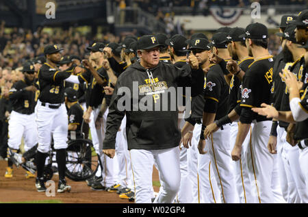 Pittsburgh Pirates Manager Clint Hürde grüßt das Team während Einführungen vor den Piraten host die Chicago Cubs in der Nationalen Liga Wild Card am PNC Park in Pittsburgh am 7. Oktober 2015. Foto von Pat Benic/UPI Stockfoto