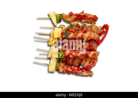 Isolierte BBQ Gegrilltes Hähnchen mit Gemüse und Tomaten Saucen auf weißem Hintergrund mit Freistellungspfaden. Stockfoto