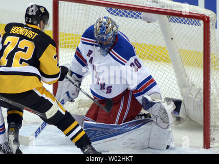 Pittsburgh Penguins rechten Flügel Patric Hornqvist (72) Kerben auf New York Rangers goalie Henrik Lundqvist (30) Kurz nach dem Treffen mit dem Puck in der ersten Periode von Spiel eins der Eastern Conference Endspiele an den Consol Energy Center in Pittsburgh am 13. April 2016. Foto von Archie Tischler/UPI Stockfoto