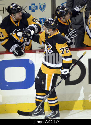 Pittsburgh Penguins rechten Flügel Patric Hornqvist (72) feiert sein Tor gegen die New York Rangers in der ersten Periode von Spiel eins der Eastern Conference Endspiele an den Consol Energy Center in Pittsburgh am 13. April 2016. Foto von Archie Tischler/UPI Stockfoto