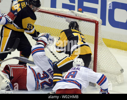 Pittsburgh Penguins rechten Flügel Patric Hornqvist Kerben sein zweites Ziel des Spiels während der dritten Periode der 5-2 über den New York Rangers in Spiel eins der Eastern Conference Endspiele an den Consol Energy Center in Pittsburgh am 13. April 2016. Foto von Archie Tischler/UPI Stockfoto