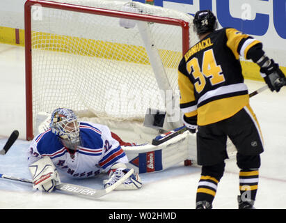 New York Rangers goalie Antti Raanta (32) reagieren nach dem Ziel der Pittsburgh Penguins rechten Flügel Tom Kuhnhackl (34) In der dritten Periode der 5-2 über den New York Rangers in Spiel eins der Eastern Conference Endspiele an den Consol Energy Center in Pittsburgh am 13. April 2016. Foto von Archie Tischler/UPI Stockfoto