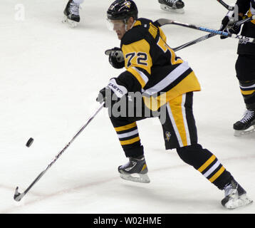 Pittsburgh Penguins rechten Flügel Patric Hornqvist jagt nach dem Puck während des zweiten Zeitraums der Stifte 5-2 über den New York Rangers in Spiel eins der Eastern Conference Endspiele an den Consol Energy Center in Pittsburgh am 13. April 2016. Foto von Archie Tischler/UPI Stockfoto