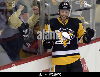 Pittsburgh Penguins rechten Flügel Tom Kuhnhackl (34) feiert die Pinguine zweites Ziel in der ersten Periode gegen die Washington Capitals in Spiel drei der zweiten Runde der Stanley Cup Playoffs Am Consol Energy Center in Pittsburgh am 2. Mai 2016. Foto von Archie Tischler/UPI Stockfoto