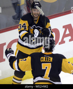 Pittsburgh Penguins rechten Flügel Tom Kuhnhackl (34) feiert sein Ziel mit Pittsburgh Penguins Zentrum Matt Cullen (7) in der ersten Zeit gegen die Washington Capitals in Spiel drei der zweiten Runde der Stanley Cup Playoffs Am Consol Energy Center in Pittsburgh am 2. Mai 2016. Foto von Archie Tischler/UPI Stockfoto