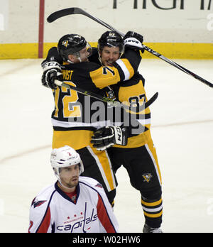 Pittsburgh Penguins rechten Flügel Patric Hornqvist (72) feiert sein Ziel mit Pittsburgh Penguins center Sidney Crosby (87) während der ersten Zeit gegen die Washington Capitals in Spiel drei der zweiten Runde der Stanley Cup Playoffs Am Consol Energy Center in Pittsburgh am 2. Mai 2016. Foto von Archie Tischler/UPI Stockfoto