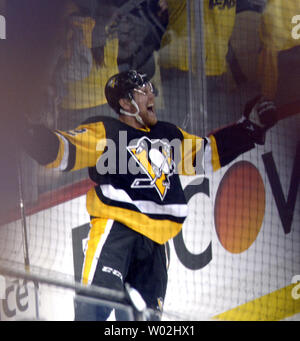 Pittsburgh Penguins rechten Flügel Patric Hornqvist (72) feiert seinen gewinnenden Ziel des Spiels in das 3-2 gegen die Washington Capitals in Spiel vier der zweiten Runde der Stanley Cup Playoffs Am Consol Energy Center in Pittsburgh am 4. Mai 2016. Foto von Archie Tischler/UPI Stockfoto