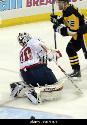 Washington Capitals goalie Braden Holtby (70) reagiert, wie Pittsburgh Penguins rechten Flügel Patric Hornqvist (72) feiert seinen gewinnenden Ziel des Spiels in den überstunden in Spiel vier der zweiten Runde der Stanley Cup Playoffs Am Consol Energy Center in Pittsburgh am 4. Mai 2016. Foto von Archie Tischler/UPI Stockfoto