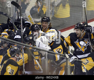 Pittsburgh Penguins Schwärme, die Pittsburgh Penguins rechten Flügel Patric Hornqvist (72), nachdem er punktet das Spiel Sieger in überstunden gegen die Washington Capitals in Spiel vier der zweiten Runde der Stanley Cup Playoffs Am Consol Energy Center in Pittsburgh am 4. Mai 2016. Foto von Archie Tischler/UPI Stockfoto