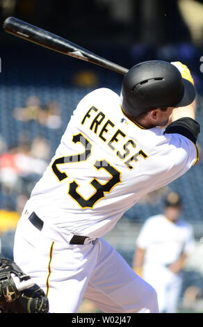 Pittsburgh Pirates David Freese (23) singles im ersten Inning und Kerben Pittsburgh Pirates zweiter Basisspieler Josh Harrison im ersten Inning gegen die New York Mets am PNC Park am 7. Juni 2016 in Pittsburgh. Foto von Archie Tischler/UPI Stockfoto