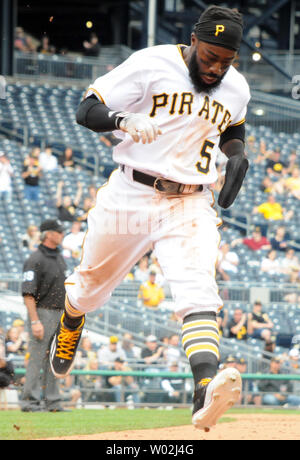 Pittsburgh Pirates Josh Harrison Kerben auf einem Andrew McCutchen Einzel im fünften Inning die 3-1 im ersten Spiel des Doppelspiels gegen die New York Mets am PNC Park gewinnen am 7. Juni 2016 in Pittsburgh. Foto von Archie Tischler/UPI Stockfoto