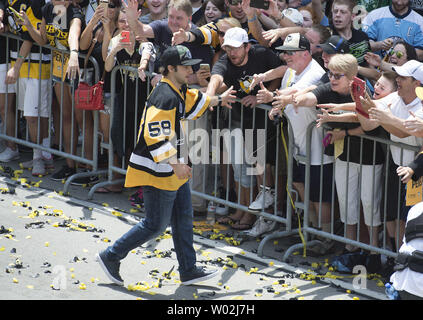 Pittsburgh Penguins' Kris Letang grüßt Fans während der pinguine Siegesparade für das Gewinnen der 2016 Stanley Cup, in Pittsburgh, Pennsylvania am 15. Juni 2016. Tausende säumten die Straßen in Pittsburgh zu Hilfe der Pinguine Meisterschaft 2016 feiern über den St. Jose Sharks gewinnen. Foto von Kevin Dietsch/UPI Stockfoto