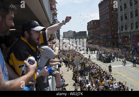 Fans jubeln während der Pittsburgh Penguins' Sieg Parade für den Gewinn der 2016 Stanley Cup, in Pittsburgh, Pennsylvania am 15. Juni 2016. Tausende säumten die Straßen in Pittsburgh zu Hilfe der Pinguine Meisterschaft 2016 feiern über den St. Jose Sharks gewinnen. Foto von Kevin Dietsch/UPI Stockfoto