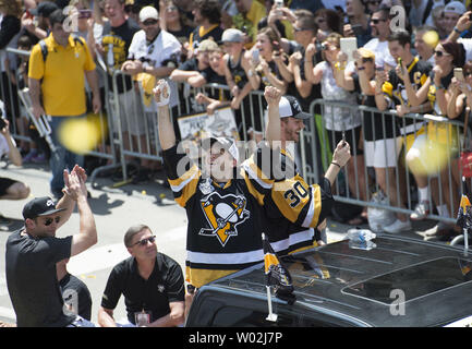 Mitglieder der Pittsburgh Penguins Feiern während der siegesparade für das Gewinnen der 2016 Stanley Cup, in Pittsburgh, Pennsylvania am 15. Juni 2016. Tausende säumten die Straßen in Pittsburgh zu Hilfe der Pinguine Meisterschaft 2016 feiern über den St. Jose Sharks gewinnen. Foto von Kevin Dietsch/UPI Stockfoto