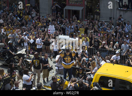 Pittsburgh Penguins' Kris Letang hält den Stanley Cup Sieg während der Pinguine Parade für den Gewinn der 2016 Stanley Cup, in Pittsburgh, Pennsylvania am 15. Juni 2016. Tausende säumten die Straßen in Pittsburgh zu Hilfe der Pinguine Meisterschaft 2016 feiern über den St. Jose Sharks gewinnen. Foto von Kevin Dietsch/UPI Stockfoto